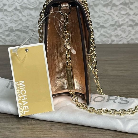 MICHAEL Michael Kors
Medium Grace Metallic Rose Gold Leather Envelope Cl… - Picture 2 of 11